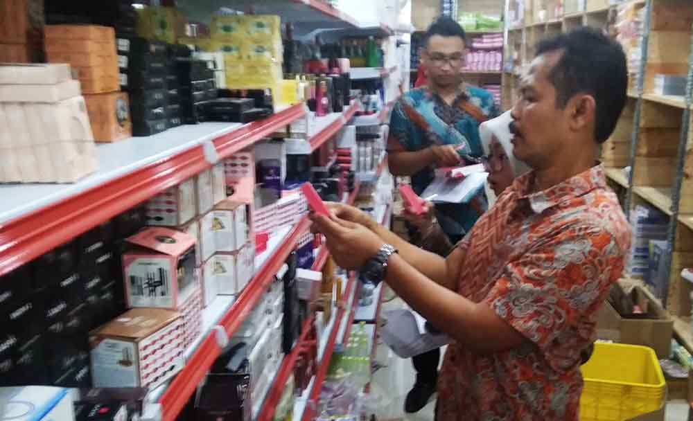 Petugas memeriksa kosmetik di salah satu toko perlengkapan kecantikan di Tulungagung