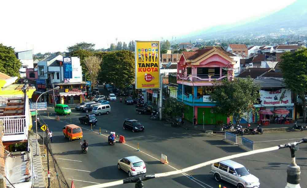Arus lalu lintas di sekitar Alun - Alun Kota Batu 