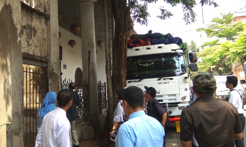 Plt Kepala Dinas Pariwisata dan tim cagar budaya ketika mengunjungi salah satu gedung di kota tua di Surabaya.