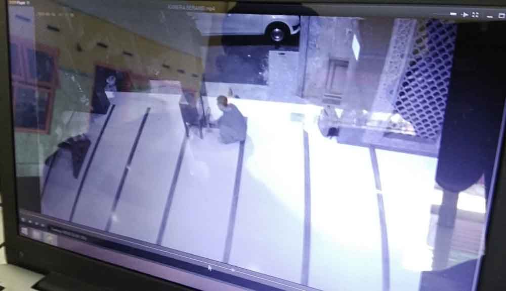 Pria di Mojokerto ini Gondol Kotak Amal Masjid, Aksinya Terekam CCTV