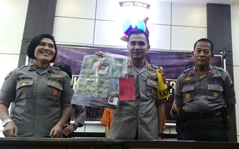 Barang bukti pencurian kotak amal masjid di Mojokerto