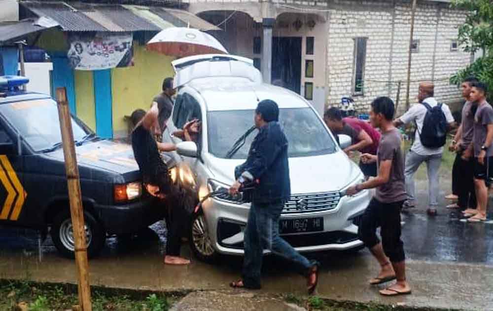 Penghadangan mobil pencuri kotak suara di Madura