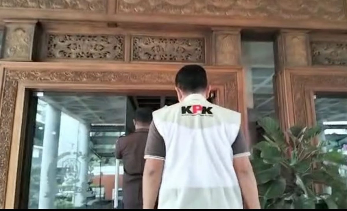 Salah satu Penyidik KPK saat hendak masuk ke Gedung DPRD Jatim beberapa waktu lalu (Foto: Dok. jatimnow.com)