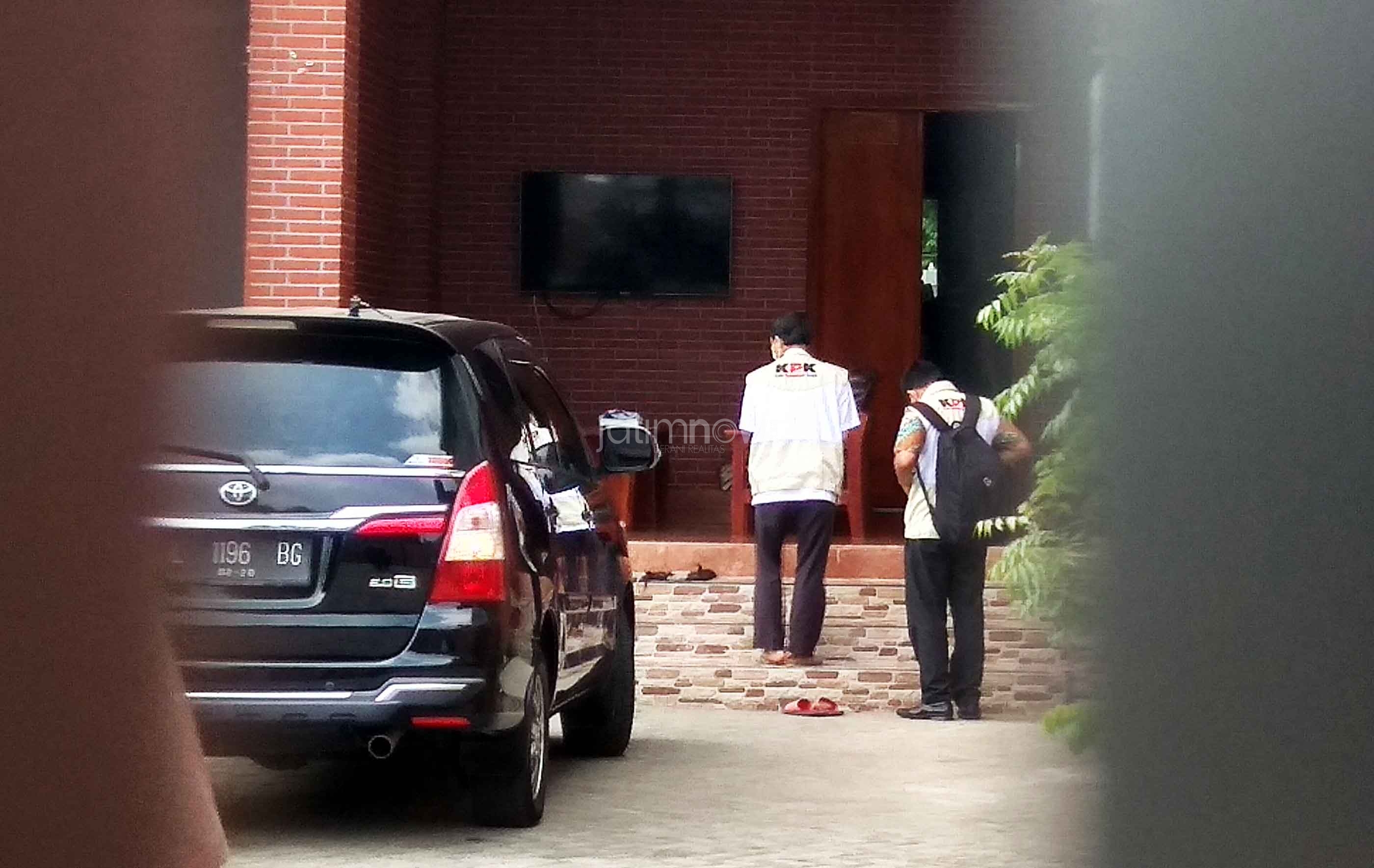 Petugas KPK mengunjungi rumah putra Walikota Blitar.