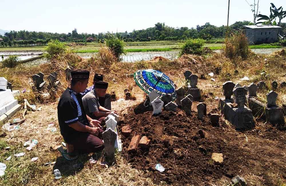 Makam petugas KPPS di Ponorogo yang meninggal