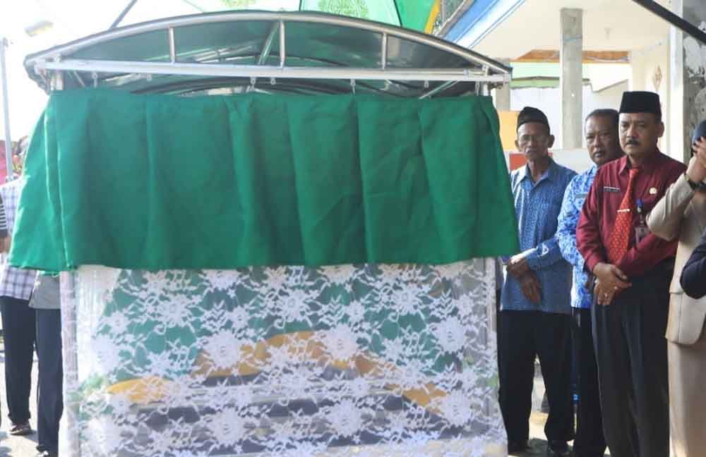 Proses pemakaman petugas pemilu yang meninggal di Mojokerto