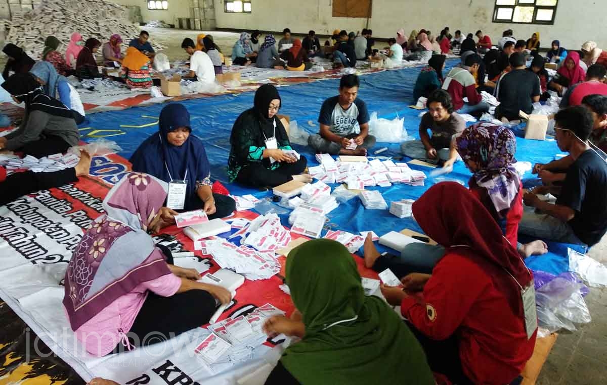 Proses pelipatan dan penyortiran surat suara Pilgub Jatim di KPU Ponorogo