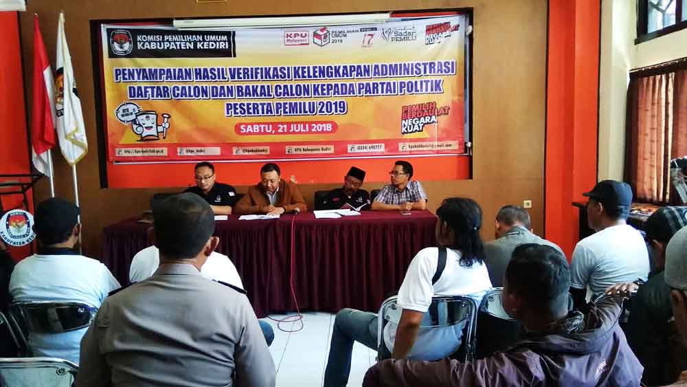 kader PDIP kabupaten Kediri saat bertemu dengan anggota KPU

