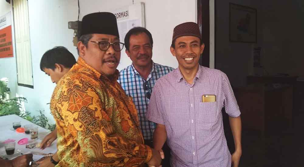 Ketua KPU Syamsul Arifin saat bersalaman dengan Ketua DPC PPP Banyuwangi Fauzan


