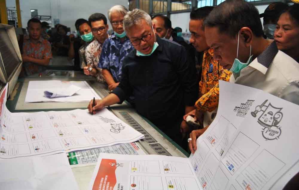 Ketua KPU RI mengecek surat suara di percetakan PT Temprina Media Grafika, Jawa Timur.