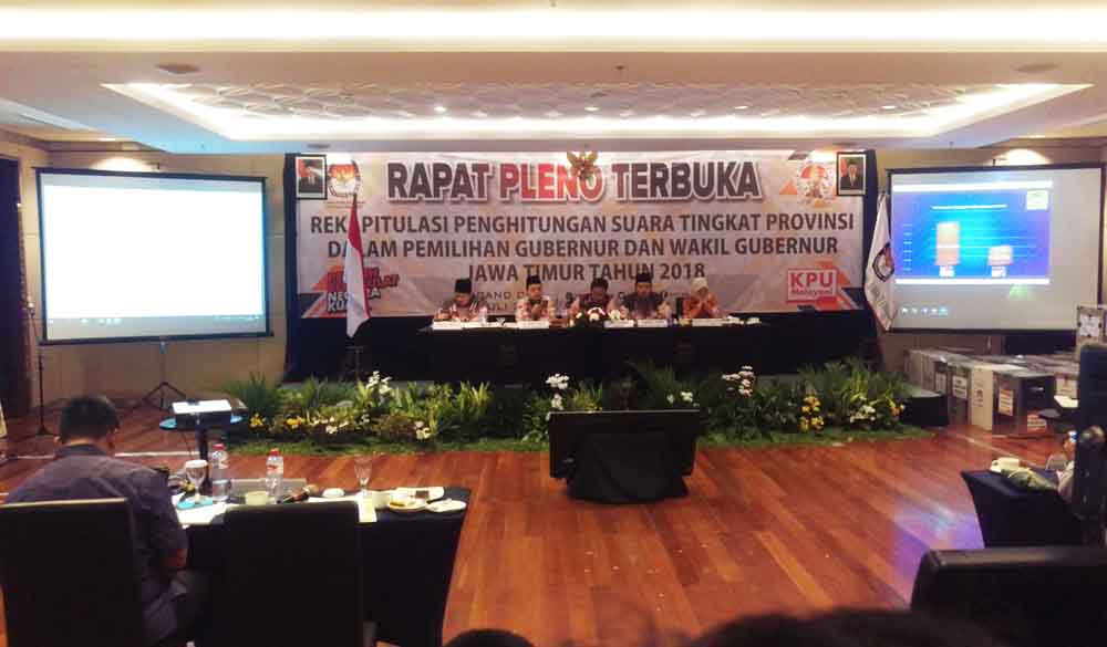 Rapat pleno rekapitulasi pilgub Jatim oleh KPU Jatim