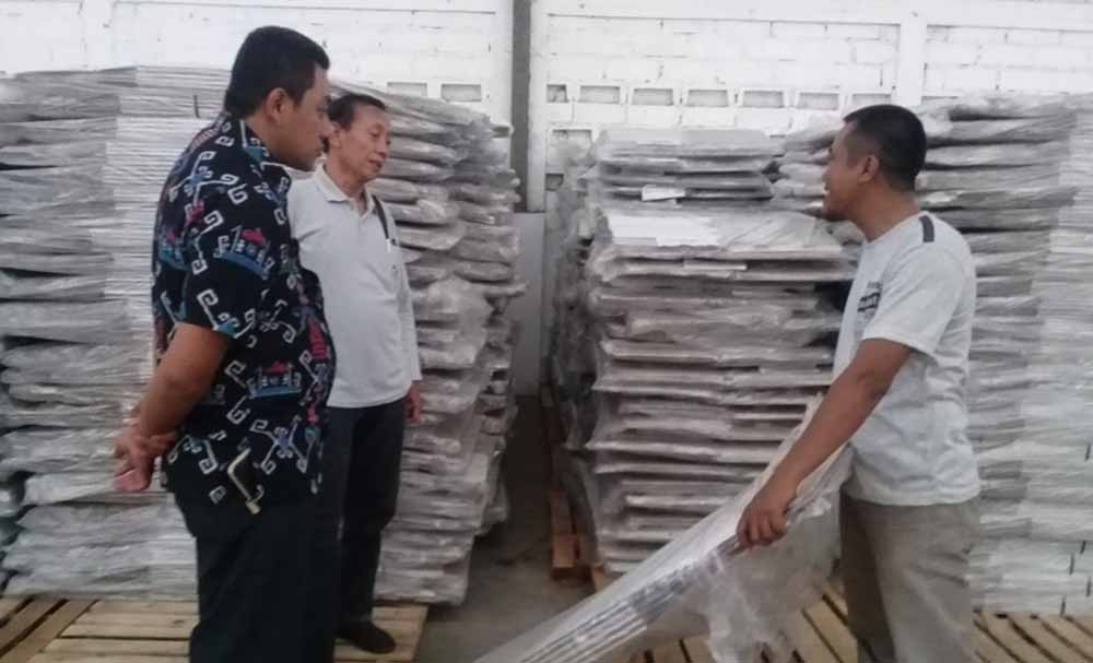 Petugas KPU Banyuwangi saat mengecek kotak suara

