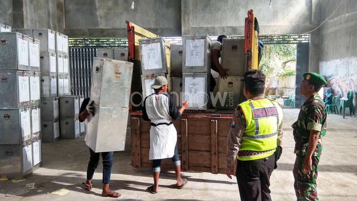 Petugas polisi dan TNI mengawasi proses pendistribusian logistik Pilgub di Blitar
