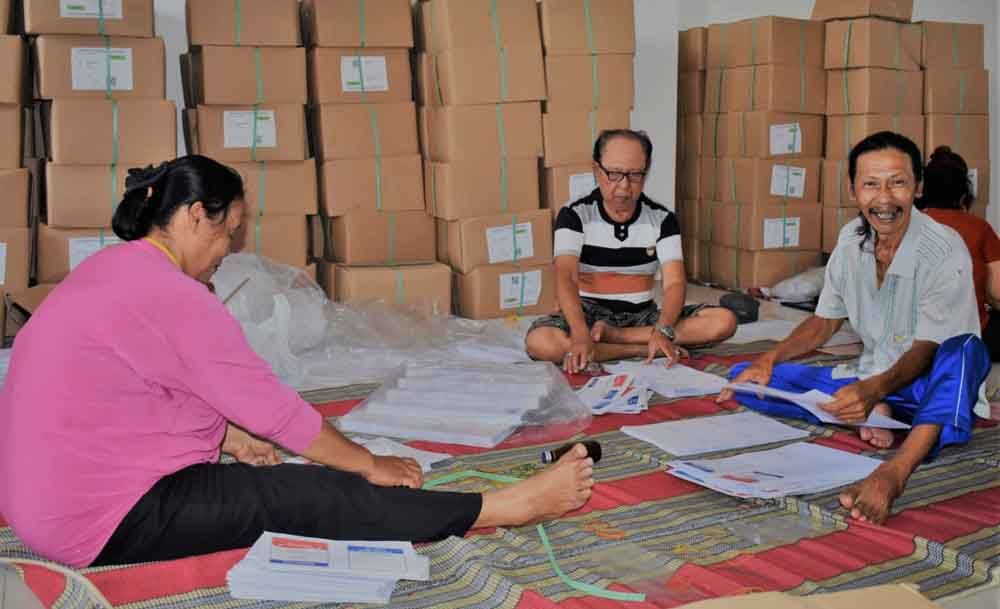 Proses pelipatan surat suara di KPU Blitar