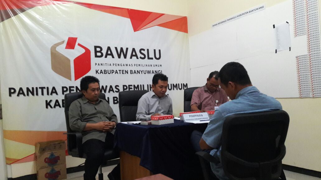 Wakil Ketua Pokja KPU, Edy Syaiful Anwar saat di Bawaslu


