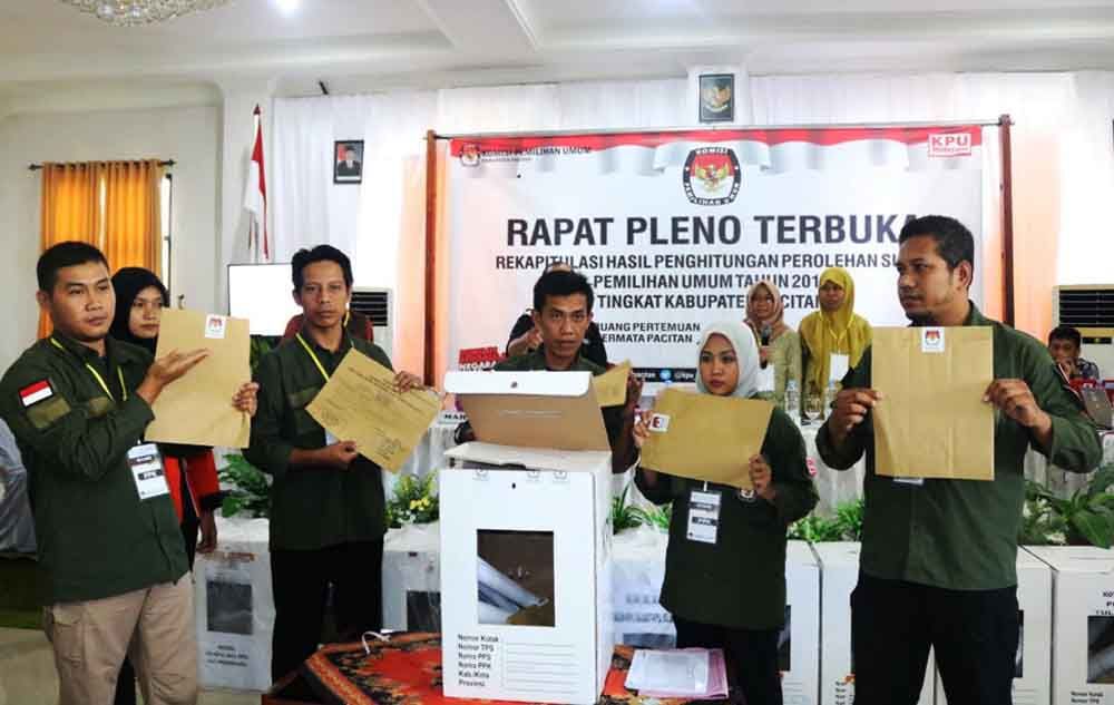 Rapat pleno di KPU Pacitan