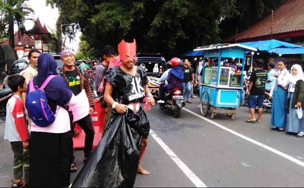Kresek Man, Super Hero Asli Blitar yang Siap Membasmi 'Monster' Sampah
