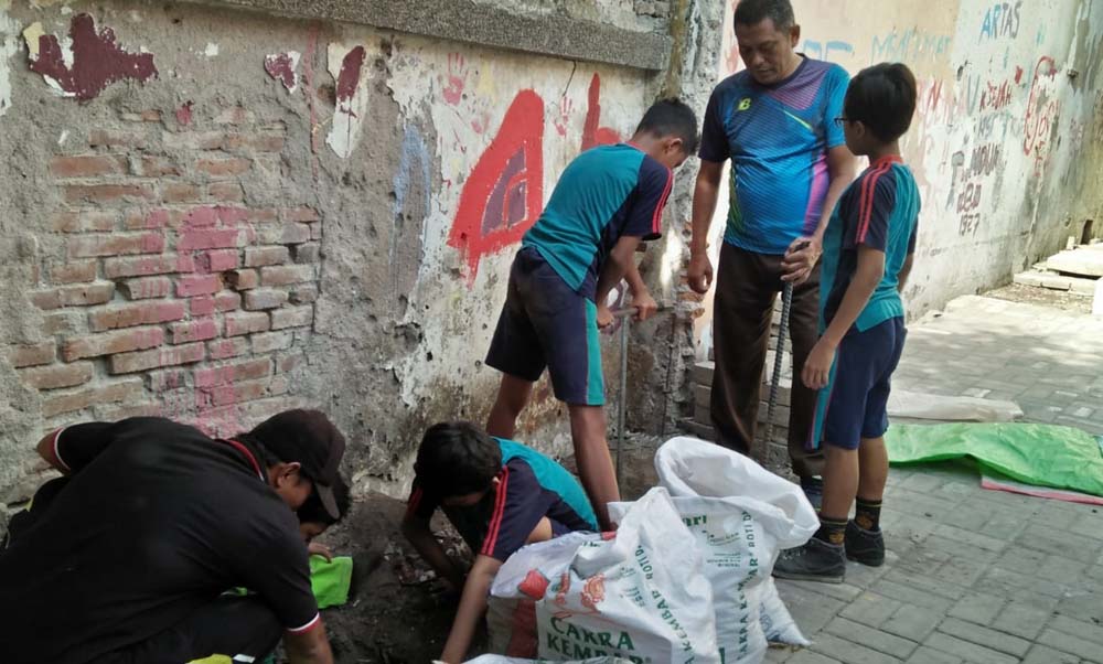 Siswa SD saat membuat lubang biopori