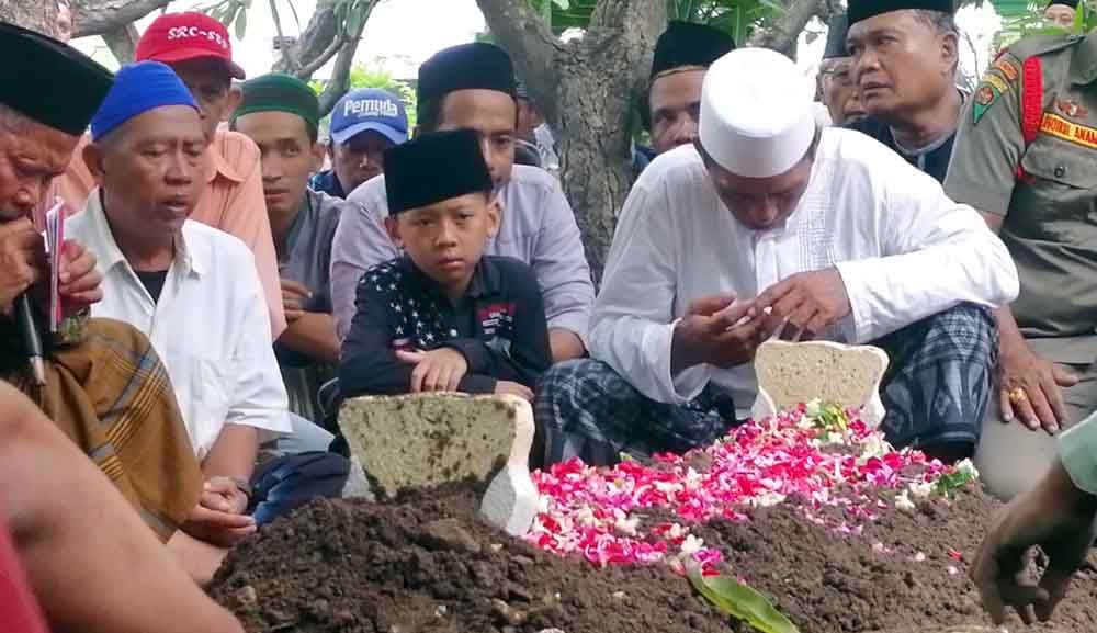 Penguburan kedua jenazah yang dilakukan keluarga korban 
