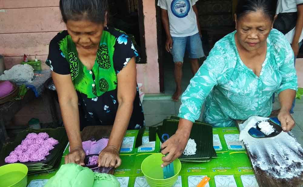 Pembuatan kue patola di Banyuwangi
