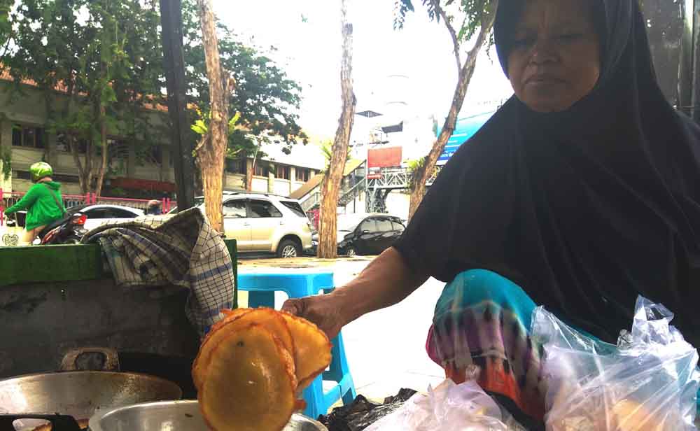 Khusma sedang membuat kue cucur