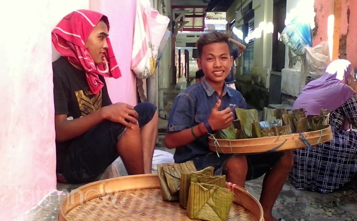 Satria dan Dodi saat sedang berjualan kue kopyor
