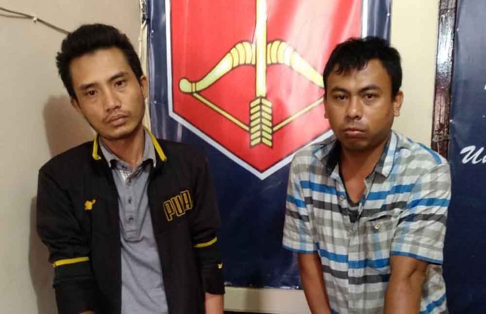  Kedua tersangka bersama barang proyek yang dicurinya di Mapolsek Mulyorejo
