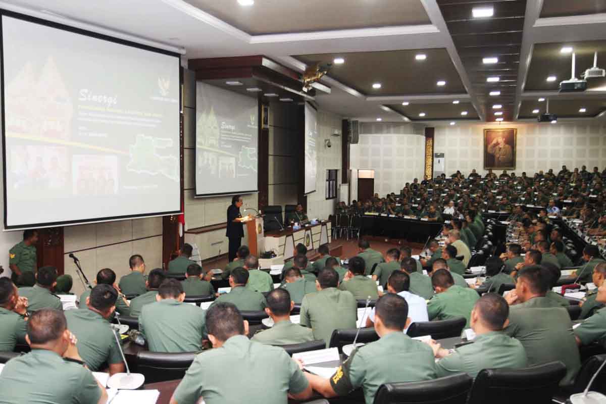 Gubernur Jawa Timur Soekarwo saat memberikan kuliah umum.