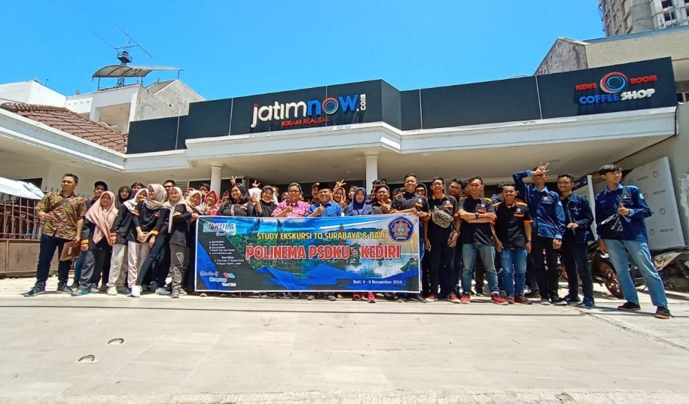 Foto bersama Mahasiswa Polinema Kediri bersama Cak Now di depan kantor jatimnow.com