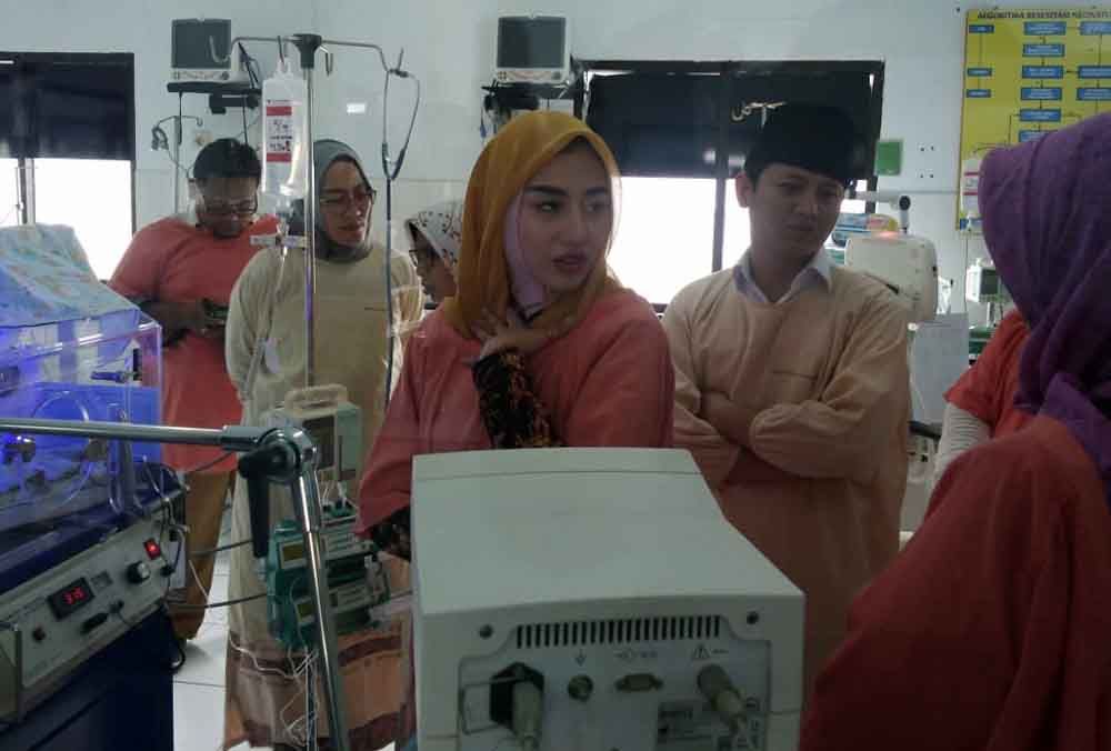 Wabup Trenggalek Muhammad Nur Arifin, bersama istri Novita Hardini menjenguk bayi yang dibuang orang tuanya.