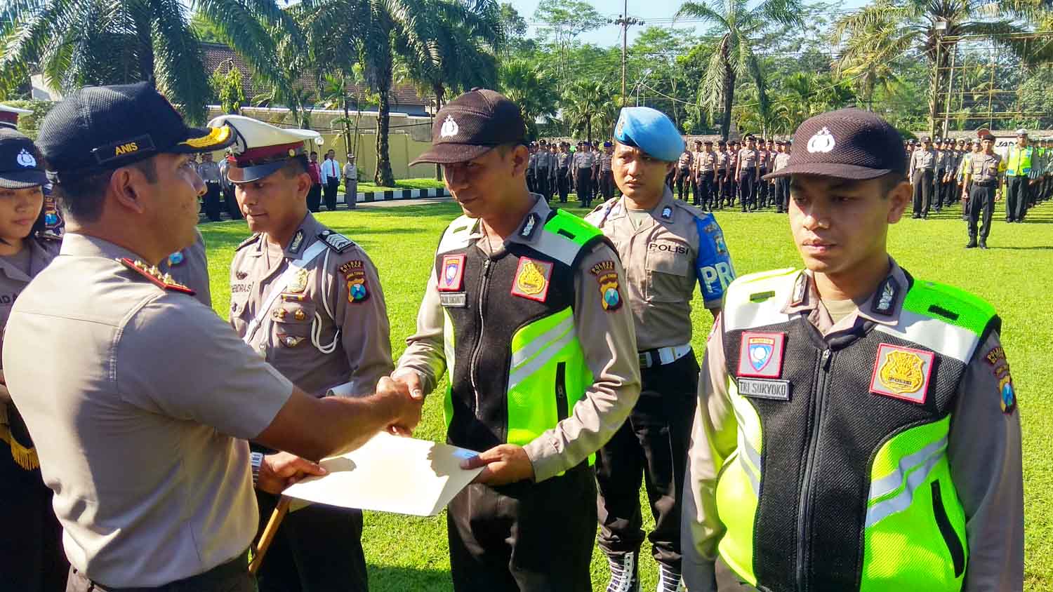  Bripka Gaguk Sugiarto dan Bripka Tri Suyoko (rompi hijau) menerima penghargaan dari Kapolres Blitar.
