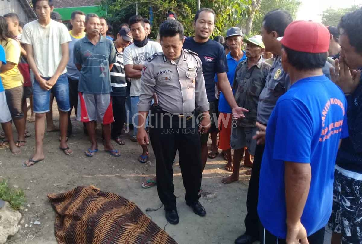 Petugas melakukan olah TKP biker tewas di Ngawi
