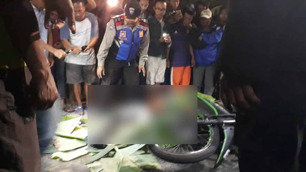 Jenazah korban ditutupi dengan daun pisang oleh warga