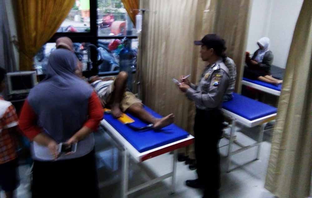 Kedua biker sedang menjalani perawatan medis 