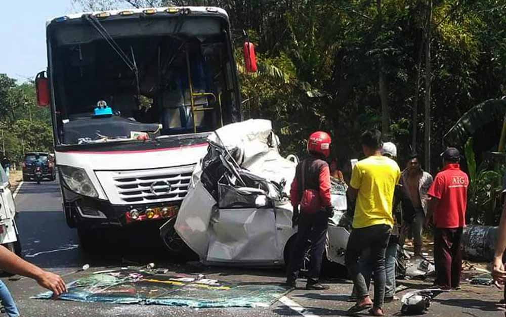Tempat kejadian perkara kecelakaan di Probolinggo