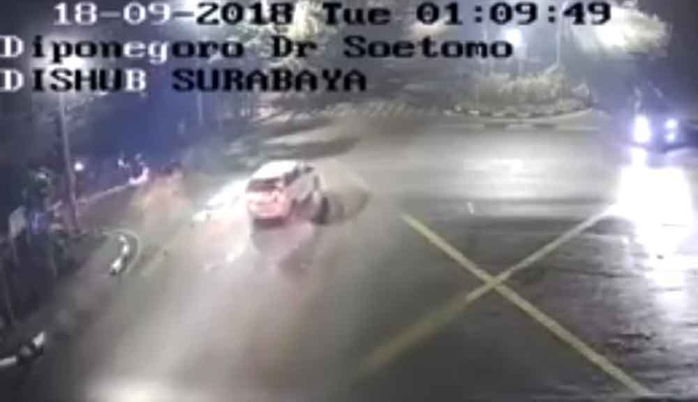 Screenshoot CCTV kecelakaan di perempatan Dr Soetomo
