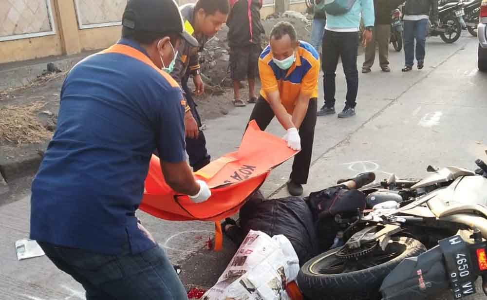 Petugas mengevakuasi jenazah korban