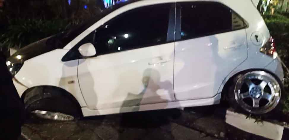 Kondisi Honda Brio setelah menabrak pembatas jalan di kawasan Wonokromo