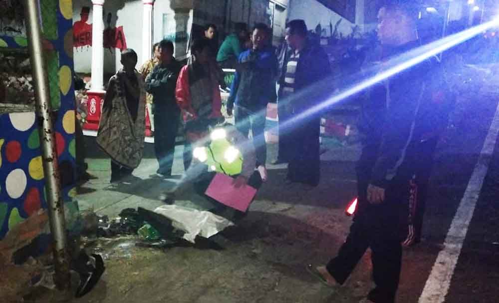 Olah TKP kecelakaan di Sarangan yang menewaskan dua orang