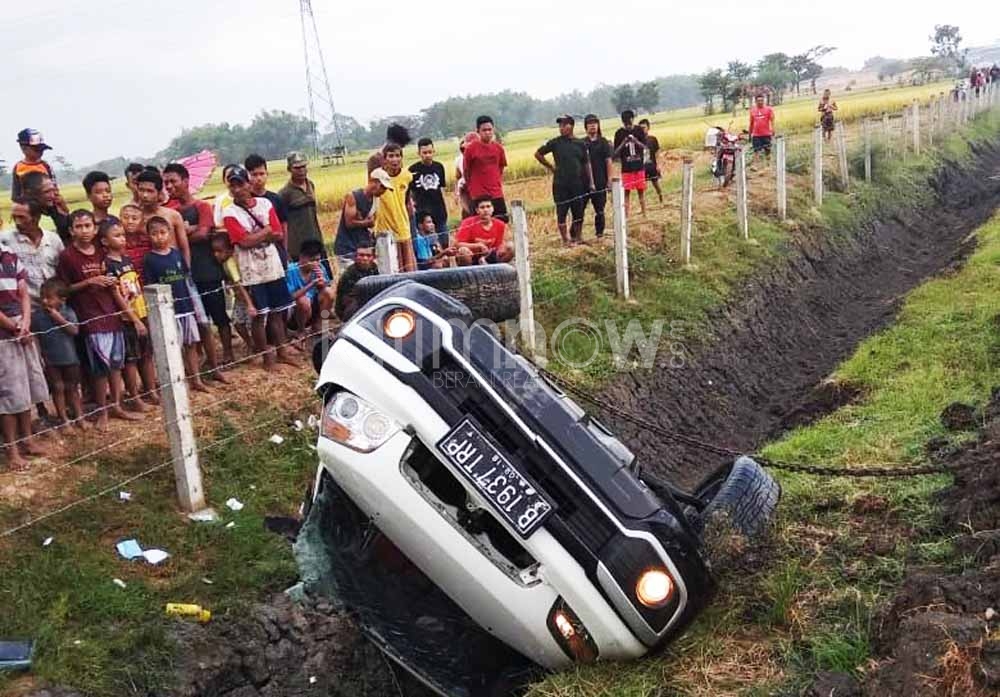 Kondisi mobil Daihatsu Terios yang terguling di Tol Wilangan