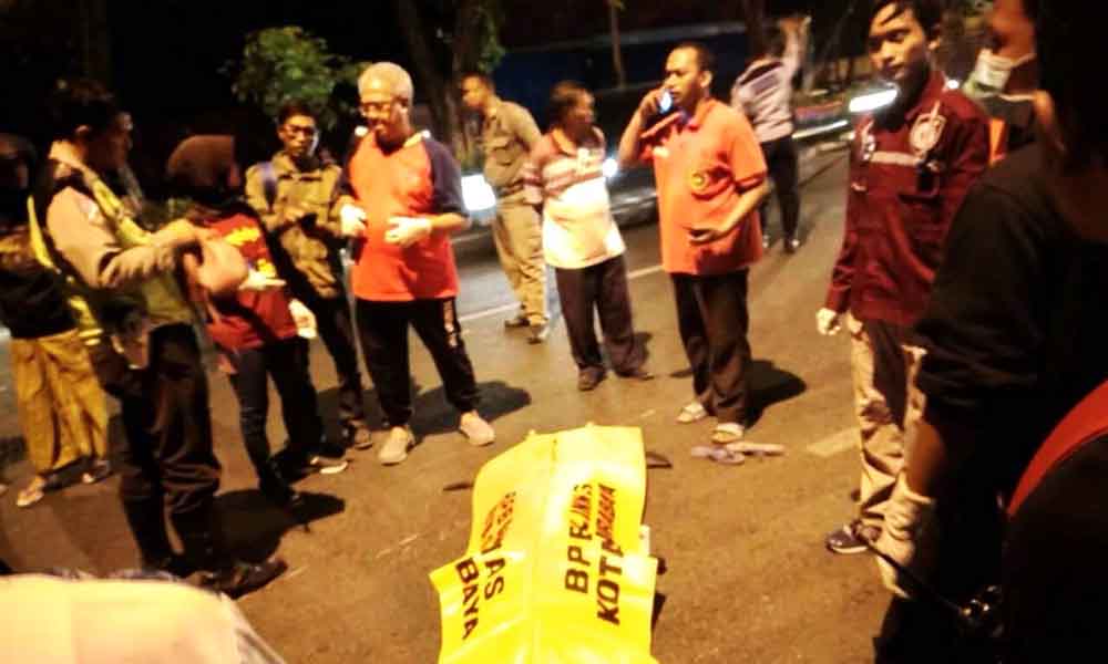 Korban kecelakaan di Jalan arjuno Surabaya saat akan dievakuasi 