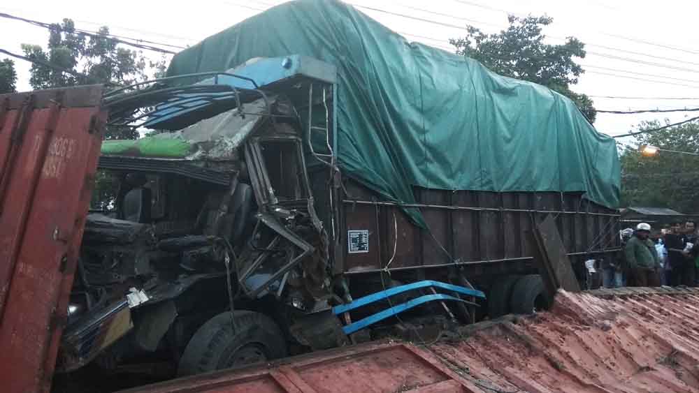 Truk Fuso bernopol B 9132 MT yang dikemudikan Imam Syafii