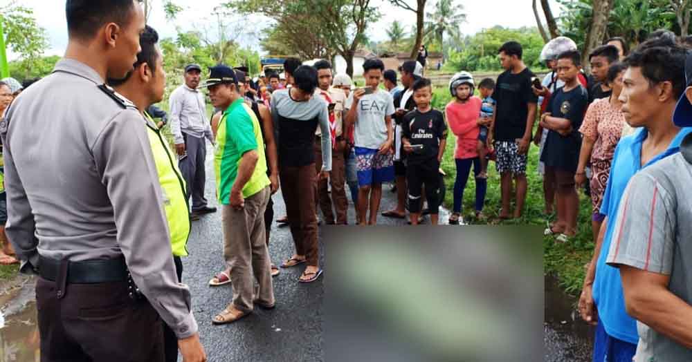  Jasad korban yang ditutup daun pisang usai kecelakaan
