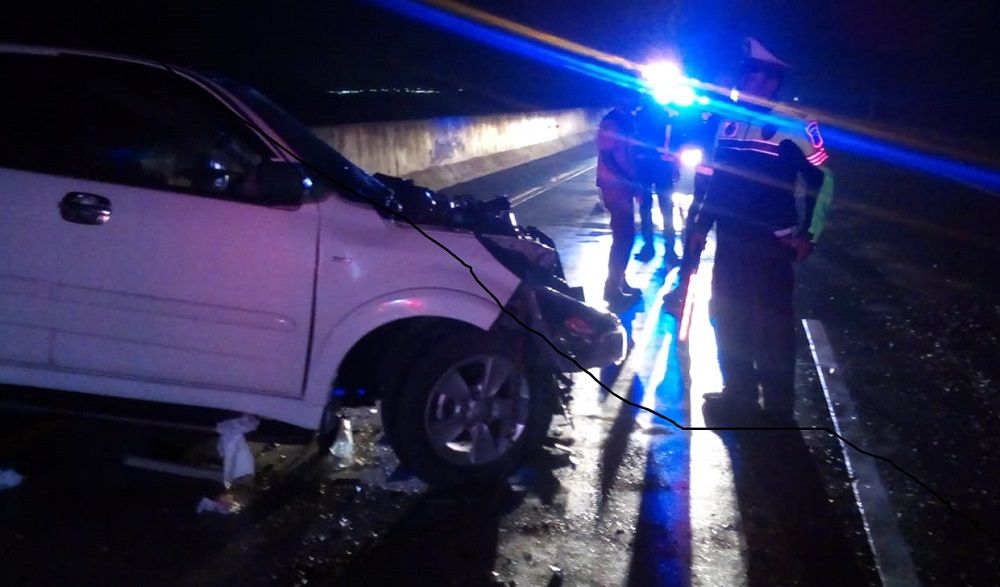 Toyota Rush Seruduk Truk di Tol Caruban, 1 Tewas dan 3 Luka
