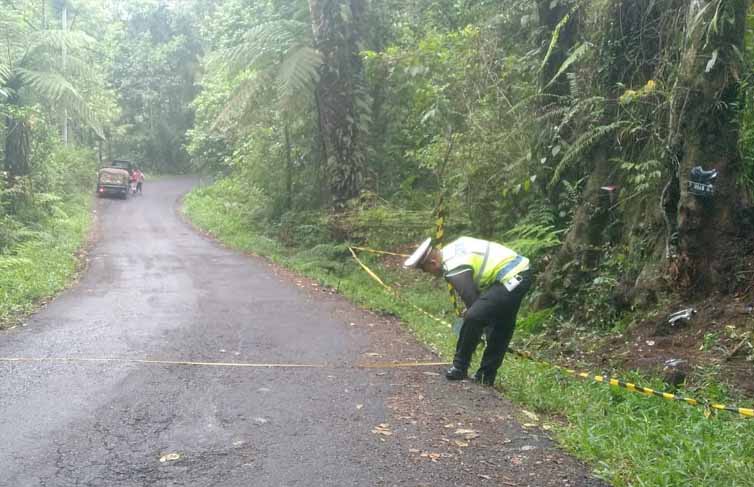 Polisi melakukan olah TKP di lokasi kecelakaan tiga pelajar tewas