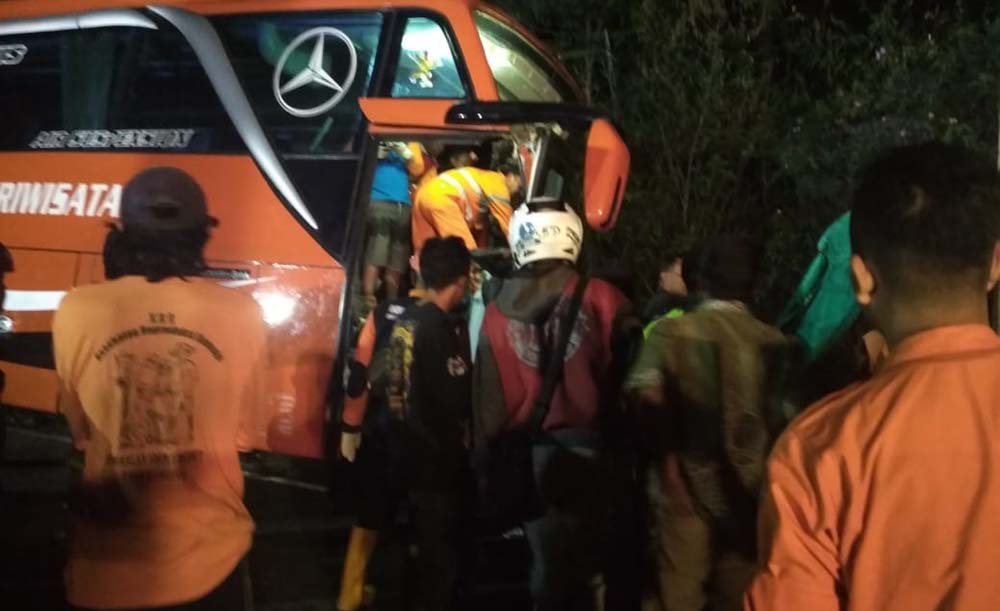 Proses evakuasi dilakukan petugas terhadap korban bus yang menabrak tebing di Magetan.