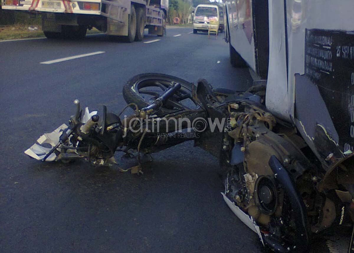 Motor korban yang terjepit bus di TKP.