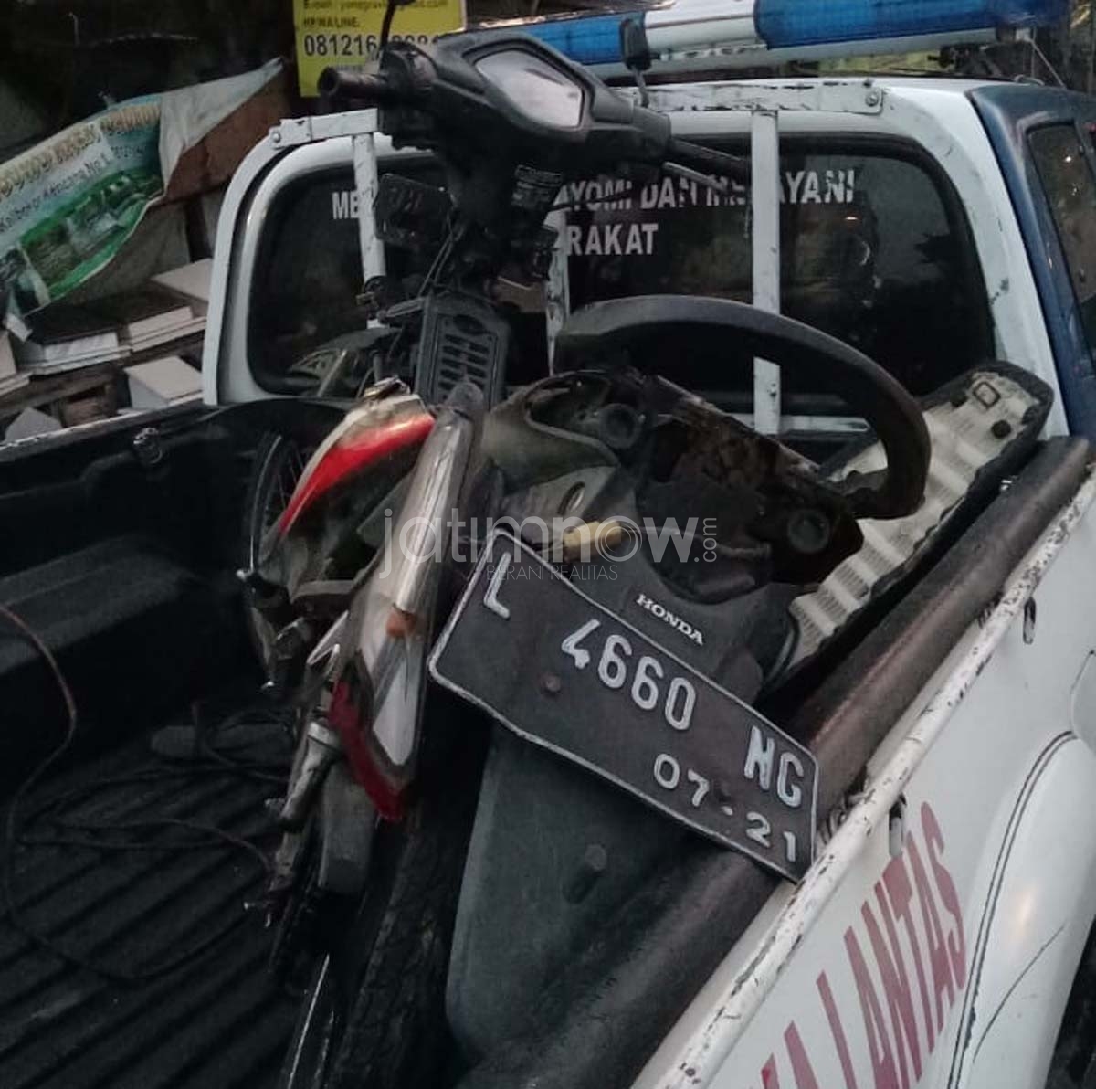 Petugas mengevakuasi jenasah korban.