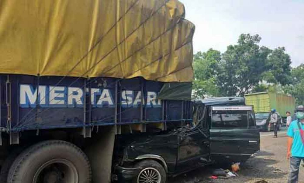 Panther Tabrak Truk Parkir di Probolinggo, 6 Orang Tewas