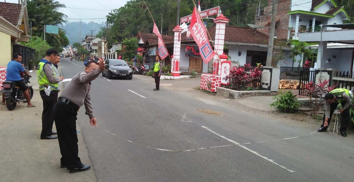Petugas melakukan olah tempat kejadian 